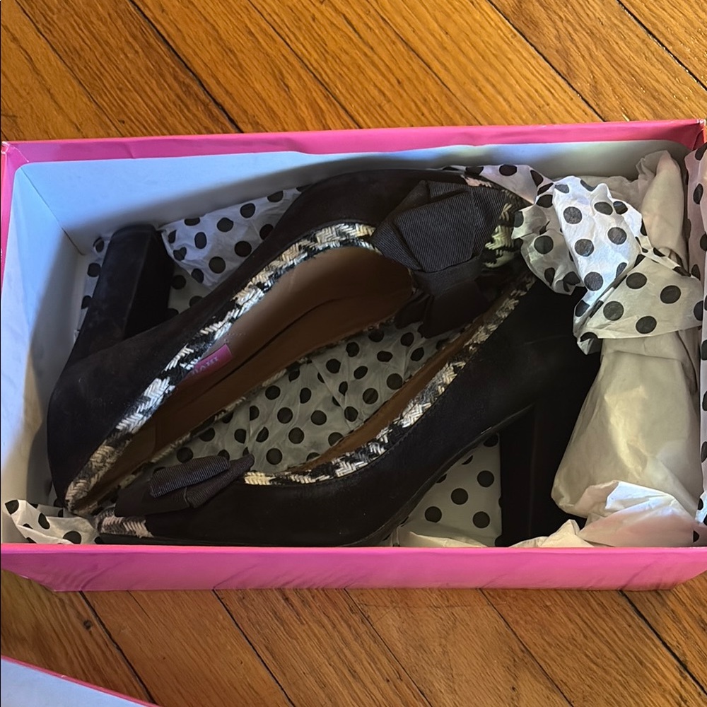 Isaac Mizrahi Black Heels Classic Design